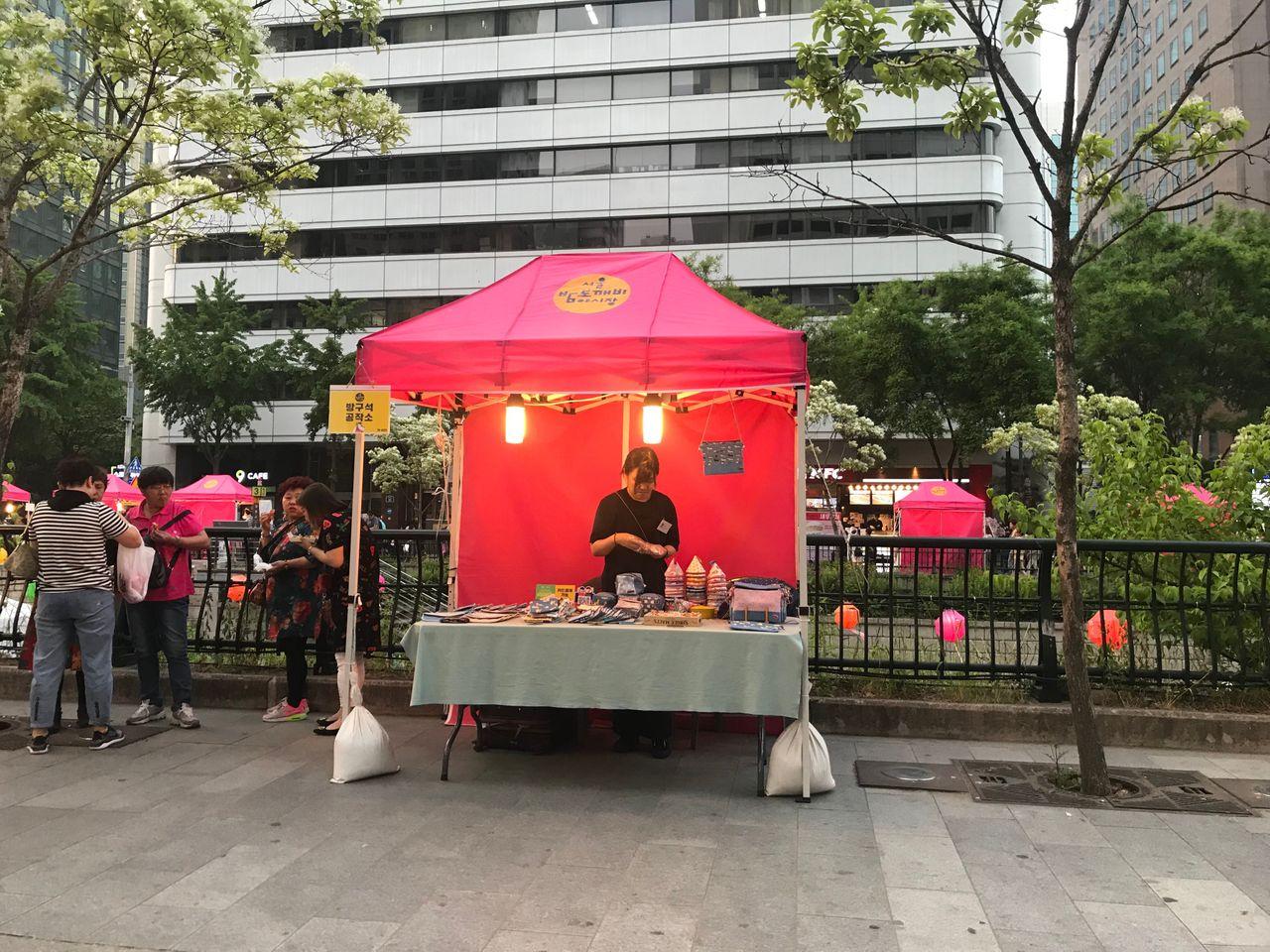 【คยองชองกเยชอน เกาหลี】ตะลุยตลาดนัดกลางคืนที่คลองชองกเยชอน 2025! เดินเลียบคลองชองกเยชอนสวย ๆ และตะลุยตลาดนัดกลางคืนกัน!